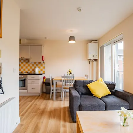 Modern 4-bed Near Campus & Shops *