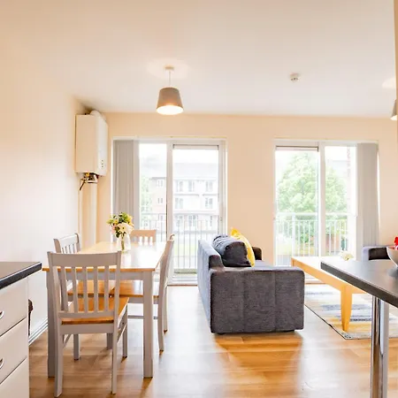 Modern 4-bed Near Campus & Shops Апартаменты