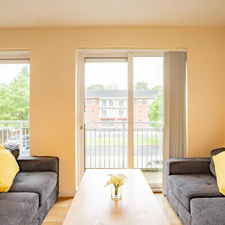 Modern 4-bed Near Campus & Shops Апартаменты *