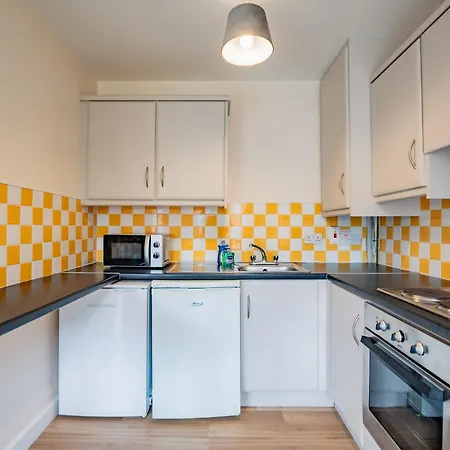 Апартаменты Modern 4-bed Near Campus & Shops