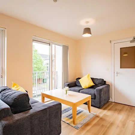 Modern 4-bed Near Campus & Shops