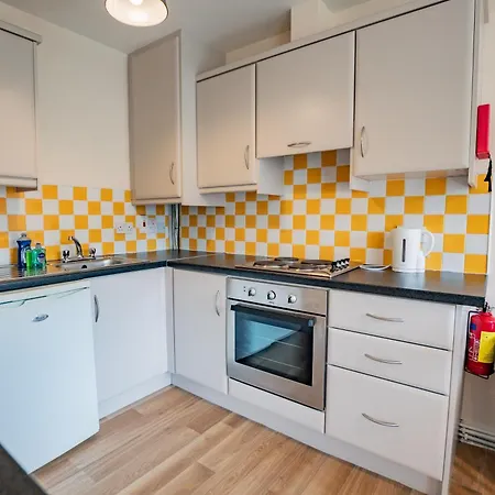 Modern 4-bed Near Campus & Shops