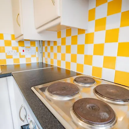 Апартаменты Modern 4-bed Near Campus & Shops *