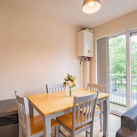 Апартаменты Modern 4-bed Near Campus & Shops