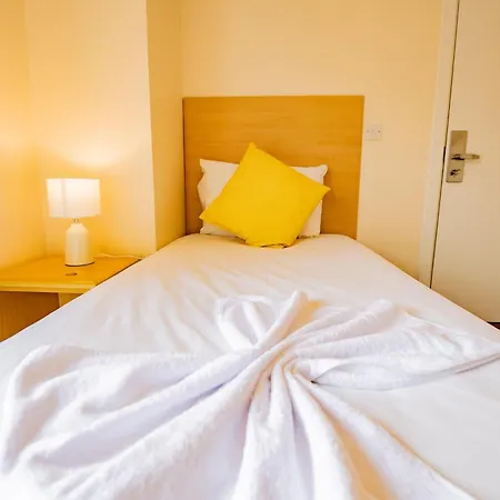 Modern 4-bed Near Campus & Shops *