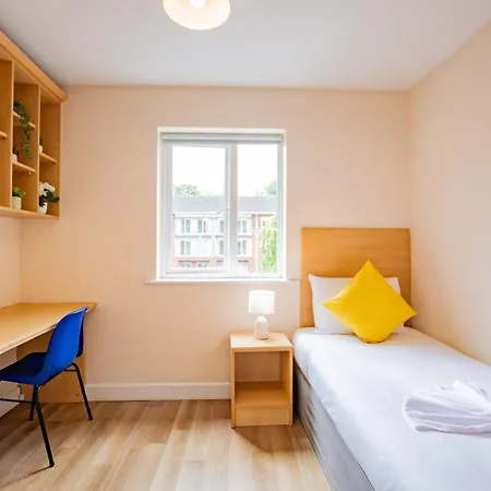 Modern 4-bed Near Campus & Shops