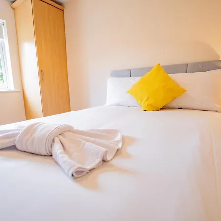 Modern 4-bed Near Campus & Shops