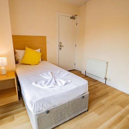 Modern 4-bed Near Campus & Shops Апартаменты