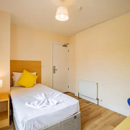 Modern 4-bed Near Campus & Shops Апартаменты *