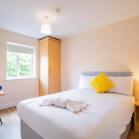Modern 4-bed Near Campus & Shops Апартаменты *