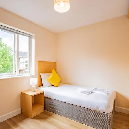 Modern 4-bed Near Campus & Shops Апартаменты *