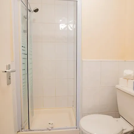 Modern 4-bed Near Campus & Shops